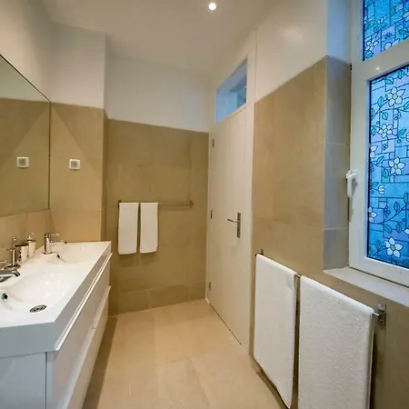 Kingshouse Lapa, Boutique Apt 2 Bedroom, A/c, Patio *